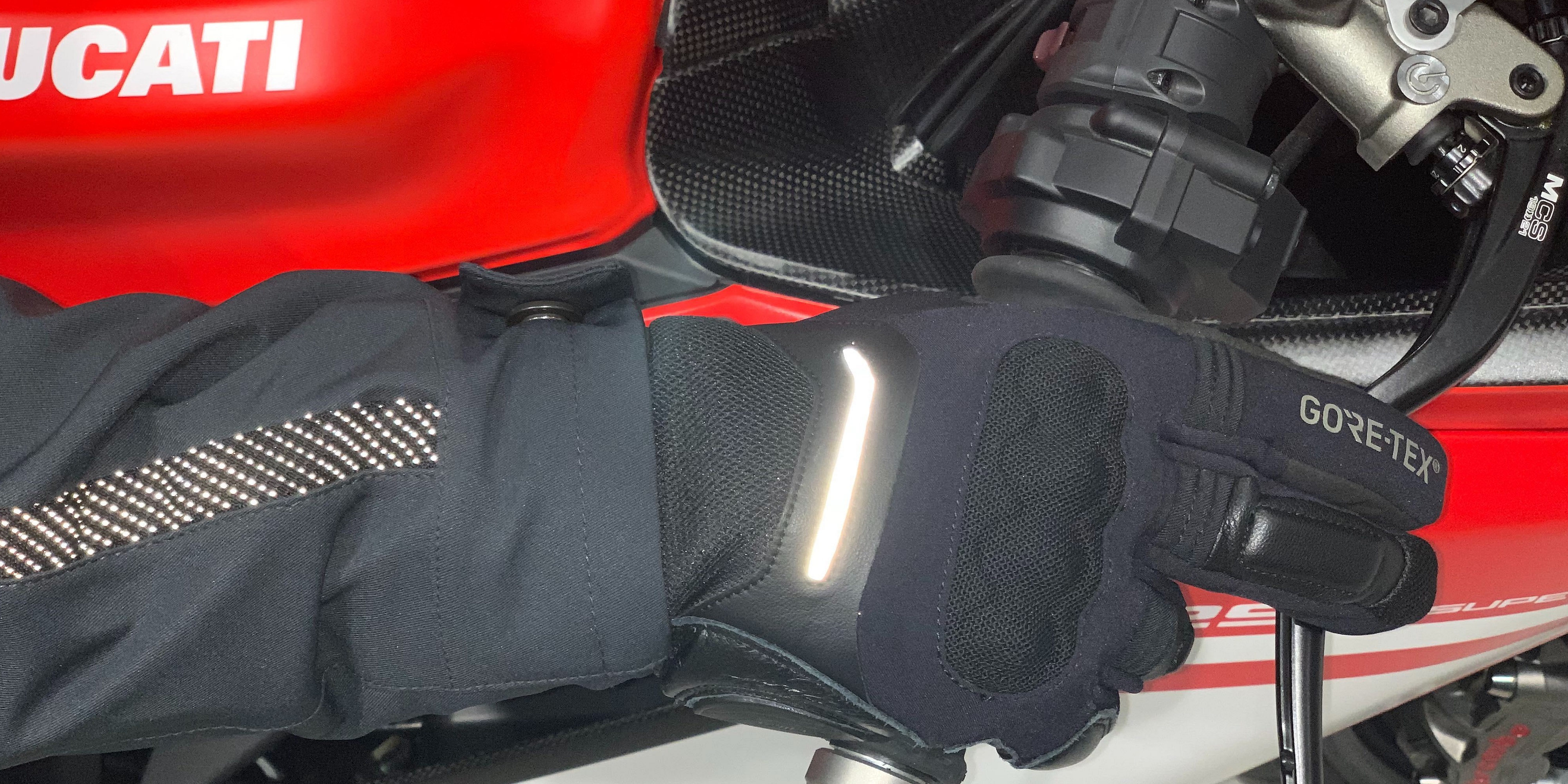 急な雷雨や激しい気候の変化でも快適にお使い頂けるGORE-TEX® GLOVES